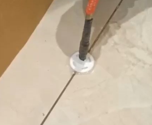 叶县瓷砖空鼓维修公司专业解答瓷砖在铺贴过程中，如果没有涂抹均匀到位的粘结材料（如水泥砂浆或瓷砖胶），可能会导致以下问题
