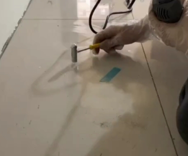 叶县瓷砖开裂维修公司专业分享瓷砖在铺贴前如果没有沥干水分，将会导致以下问题